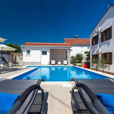 Apartment Sa Bazenom Na Peric 1 *